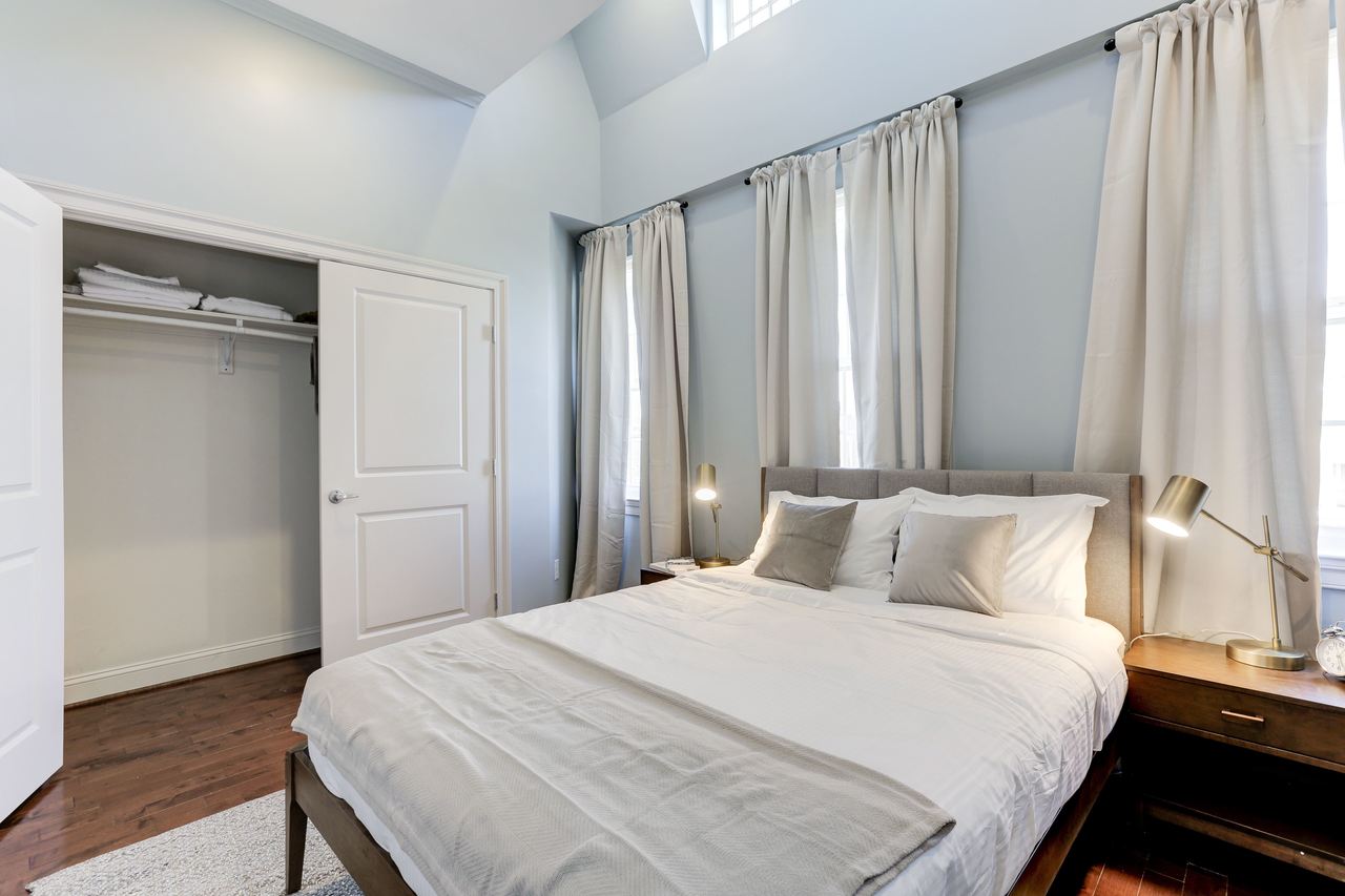  #105: Capitol Hill - Queen Bedroom 2C W/Private Bathroom  -  #105: Capitol Hill  - Gallery -  3