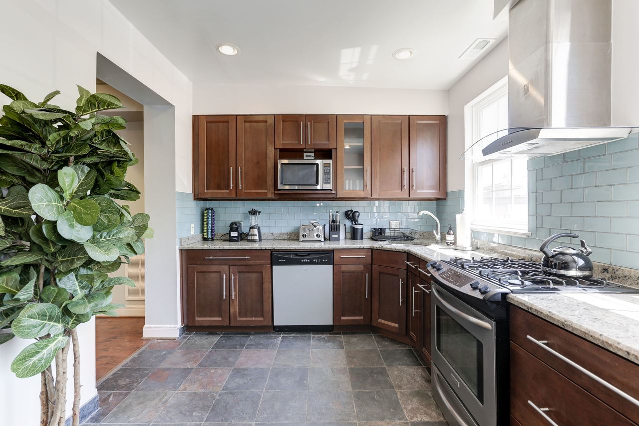 #105: Capitol Hill - Queen Bedroom 2E - #105: Capitol Hill - Gallery - 12