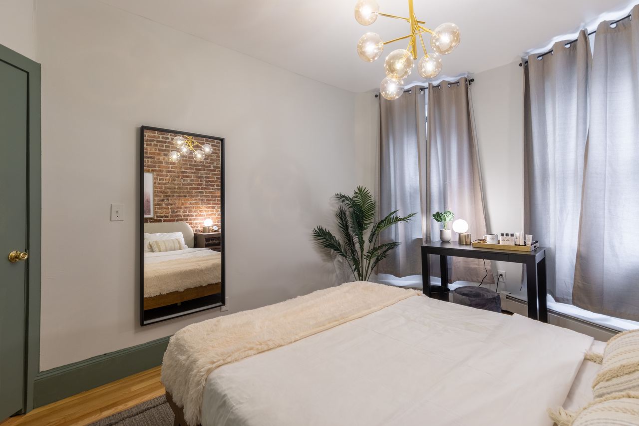  #272: Brighton - Queen Bedroom A  -  #272: Brighton  - Gallery -  2