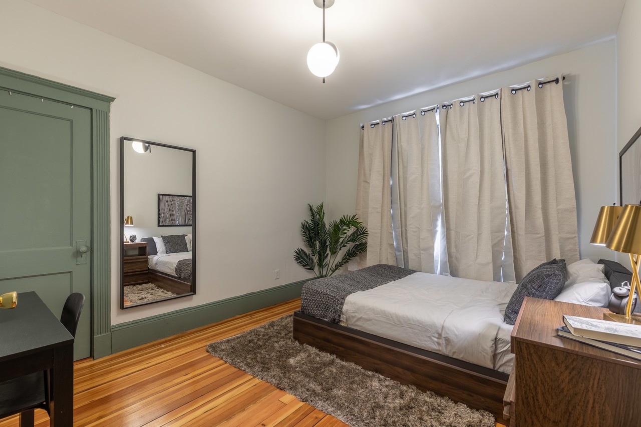  #272: Brighton - Queen Bedroom B  -  #272: Brighton  - Gallery -  2