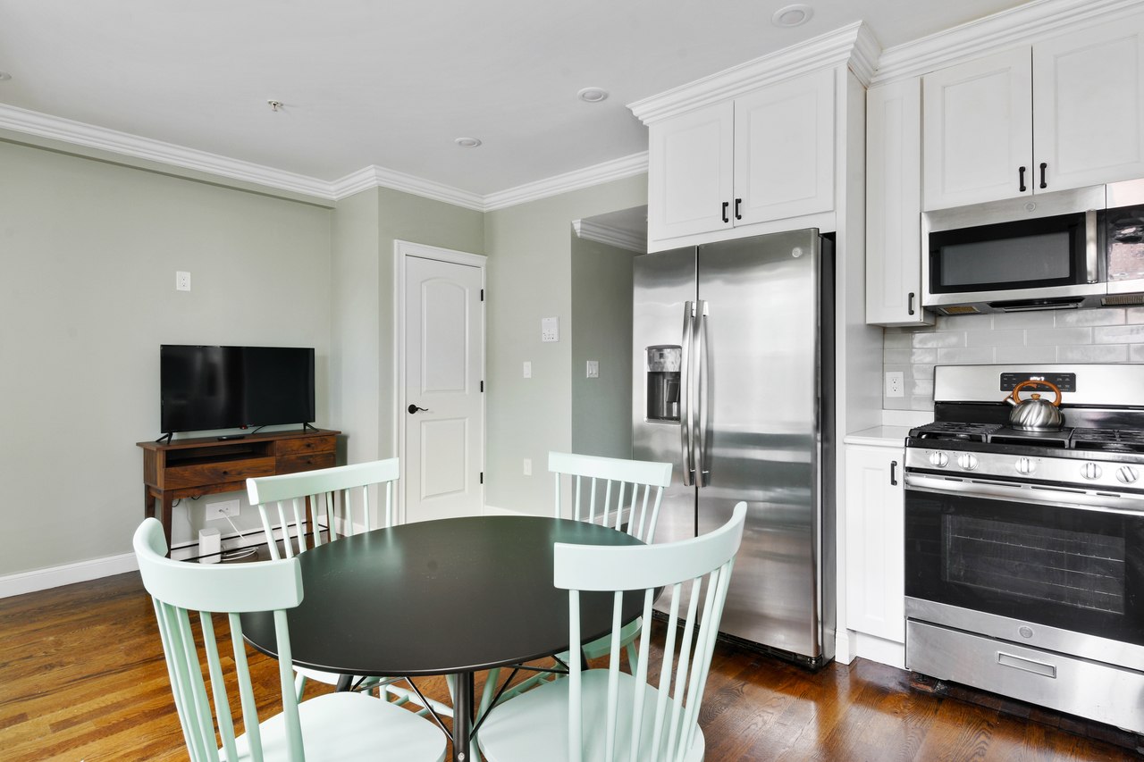 #570: Brighton - Queen Bedroom E - #570: Brighton - Gallery - 1