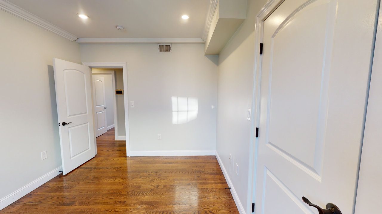 #570: Brighton - Queen Bedroom A - #570: Brighton - Gallery - 14