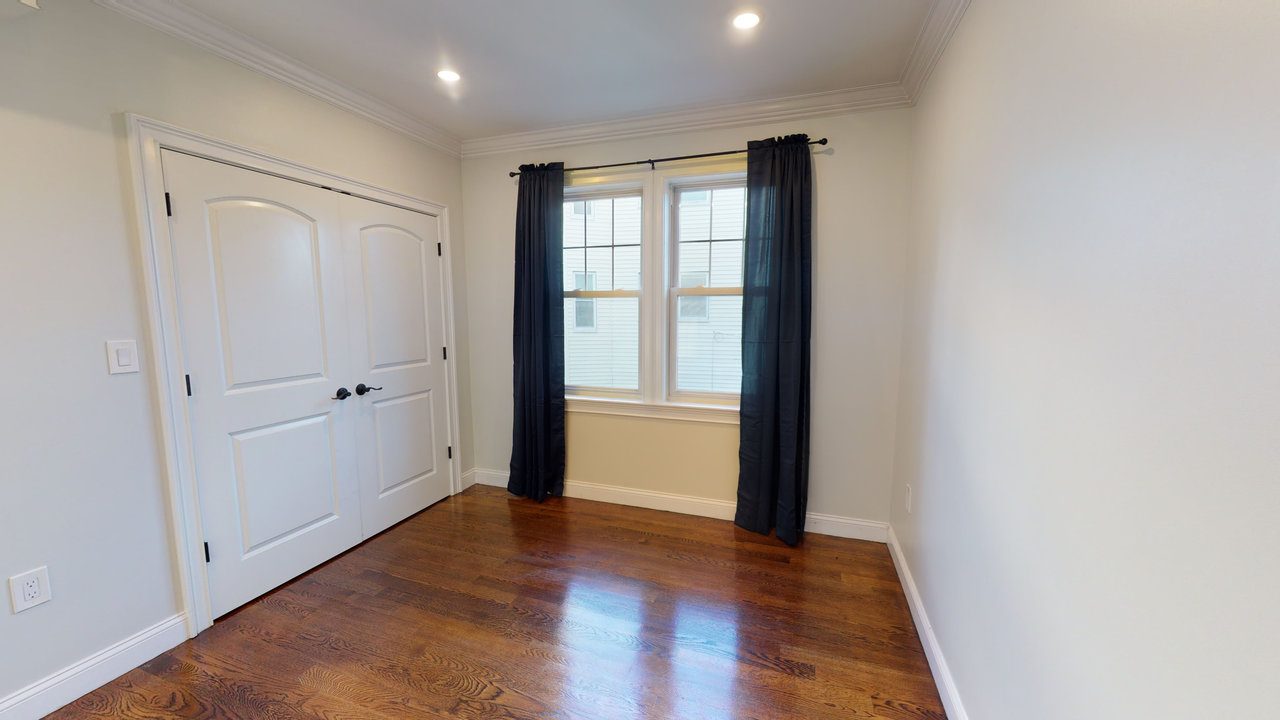  #570: Brighton - Queen Bedroom A  -  #570: Brighton  - Gallery -  3