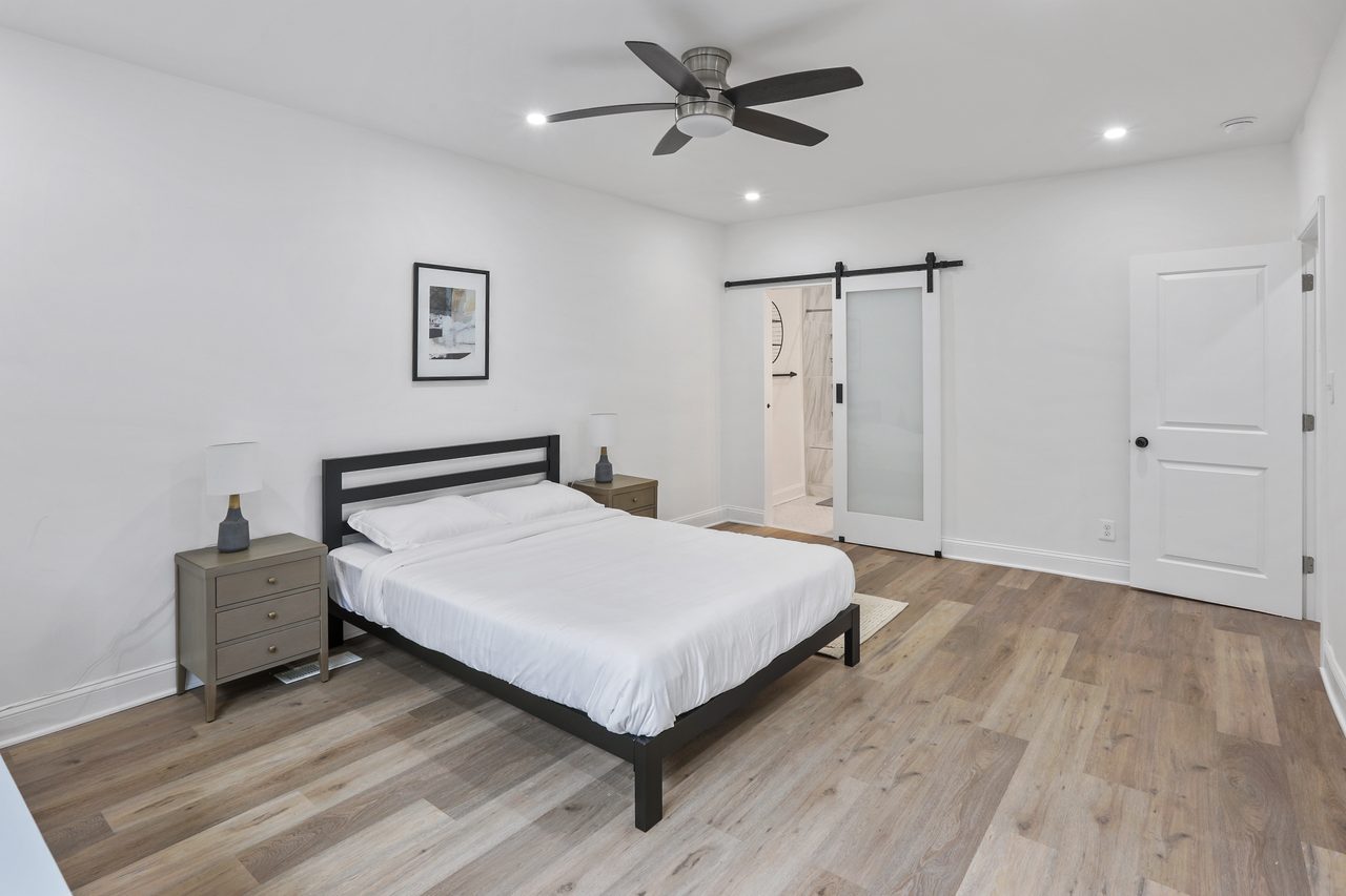  #810: Upper Central NE - Queen Bedroom A W/ Private Bathroom  -  #810: Upper Central NE  - Gallery -  3