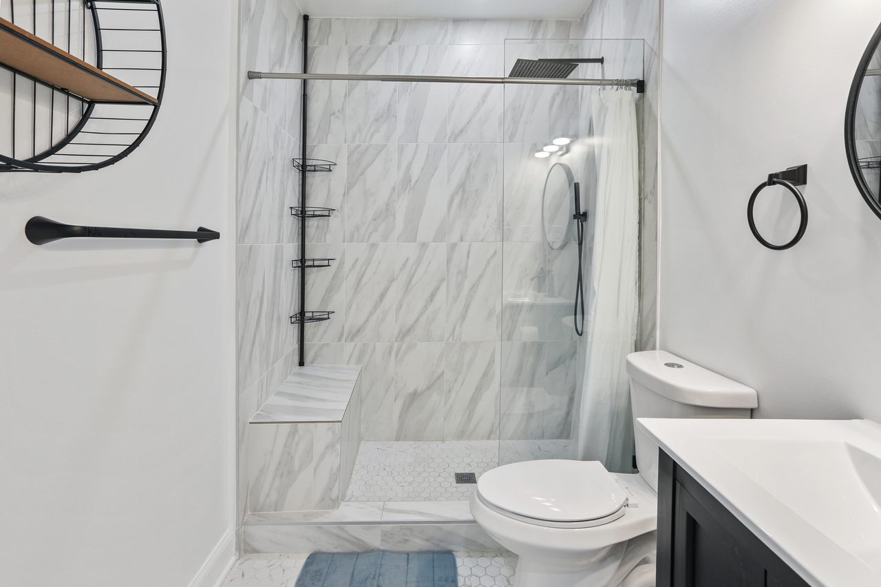  #810: Upper Central NE - Queen Bedroom A W/ Private Bathroom  -  #810: Upper Central NE  - Gallery -  4