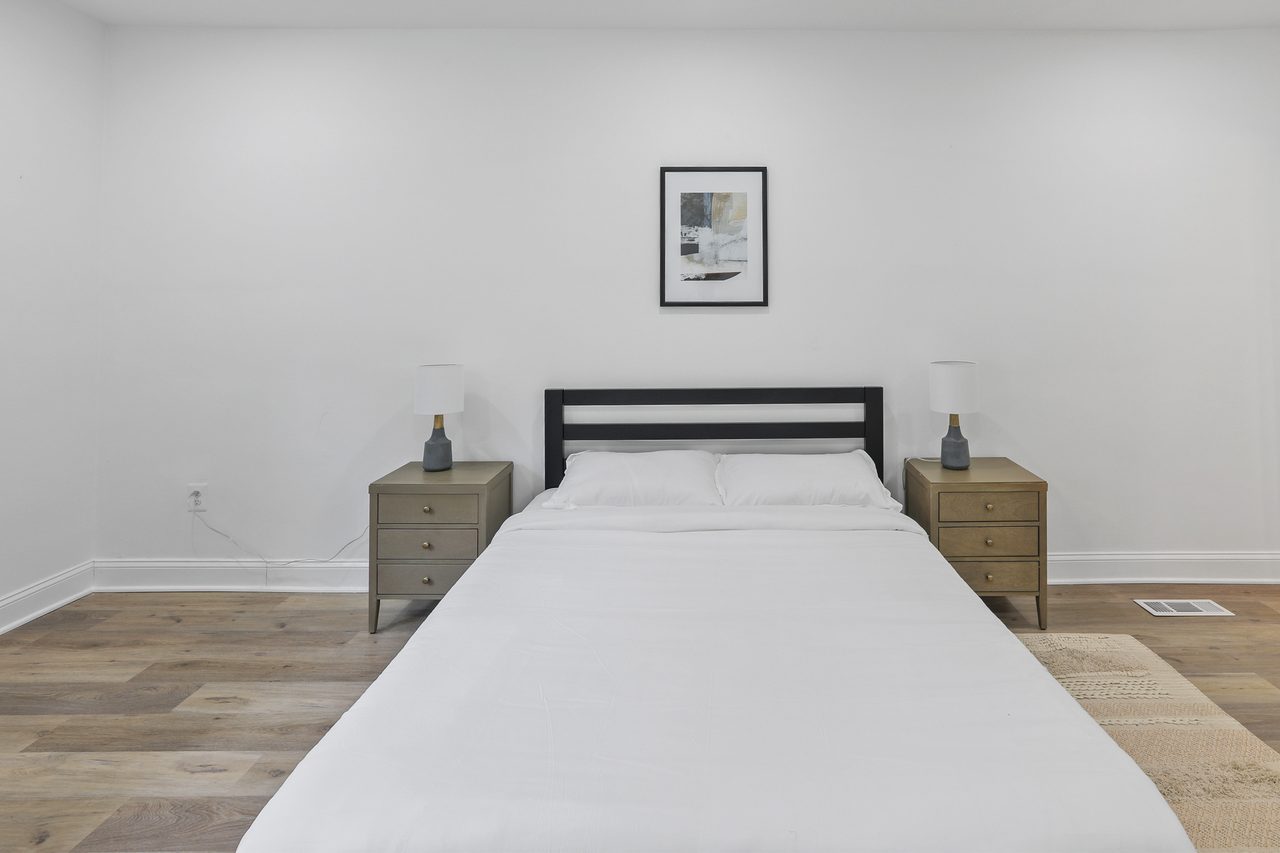  #810: Upper Central NE - Queen Bedroom A W/ Private Bathroom  -  #810: Upper Central NE  - Gallery -  2