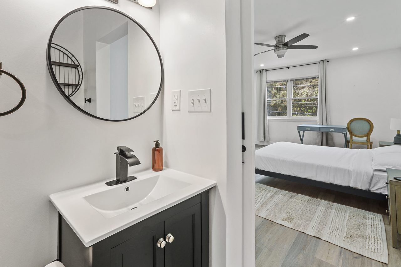  #810: Upper Central NE - Queen Bedroom A W/ Private Bathroom  -  #810: Upper Central NE  - Gallery -  5