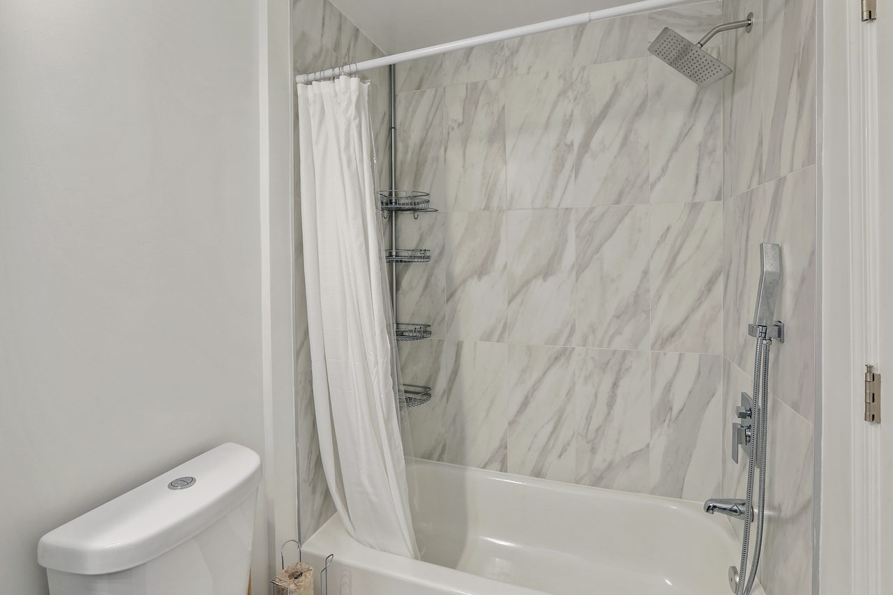  #810: Upper Central NE - Queen Bedroom A W/ Private Bathroom  -  #810: Upper Central NE  - Gallery -  20