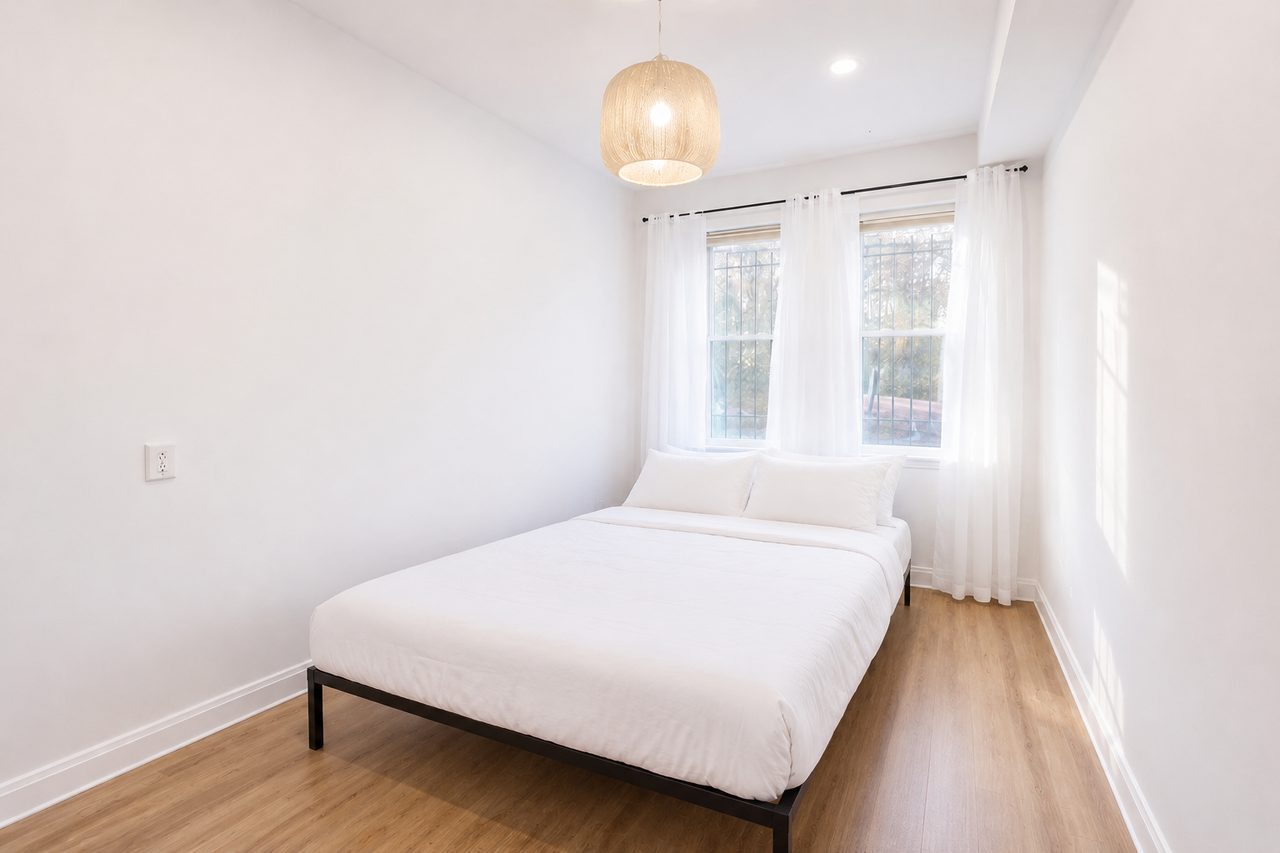 #810: Upper Central NE - Full Bedroom E - 24
