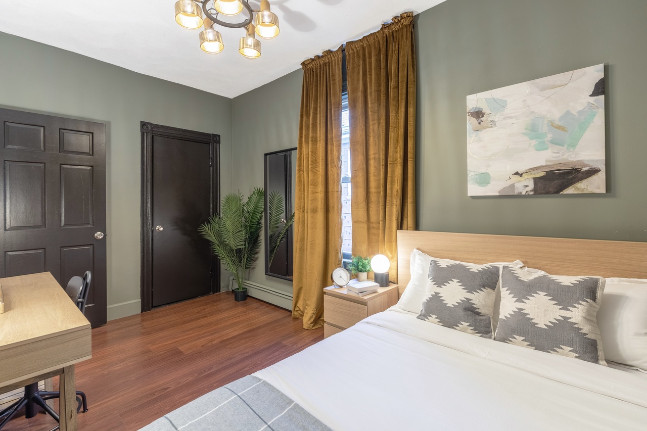 #255: Mission Hill - Queen Bedroom B - 3