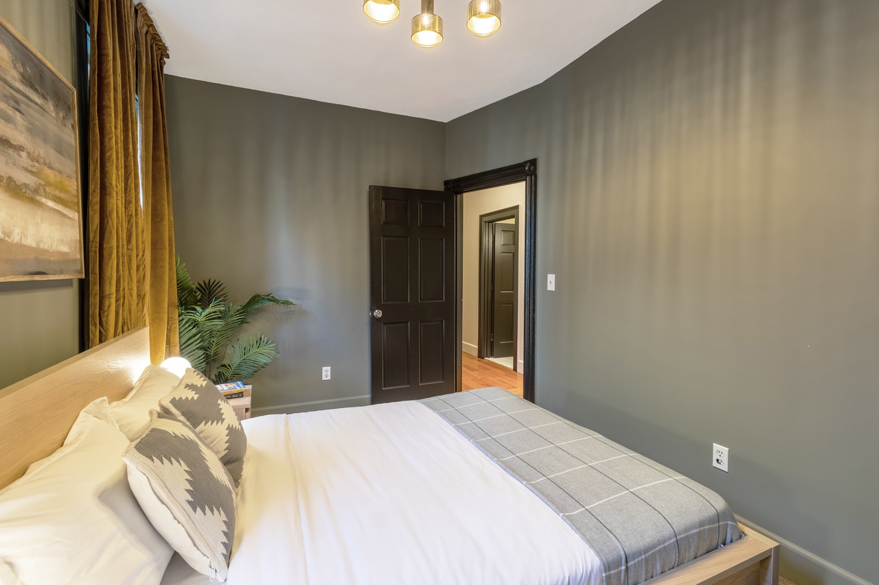 #255: Mission Hill - Queen Bedroom C - 3