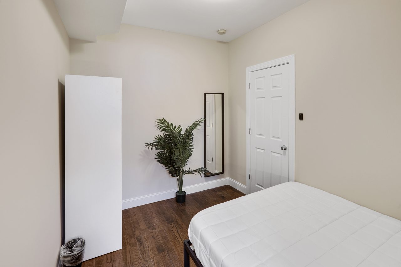  #878: Columbia Heights - Queen Bedroom A  -  #878: Columbia Heights  - Gallery -  3