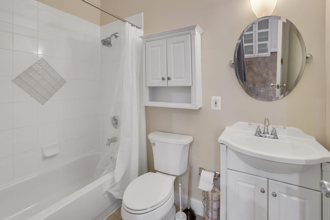  #878: Columbia Heights - Queen Bedroom C W/Private Bathroom  -  #878: Columbia Heights  - Gallery -  8