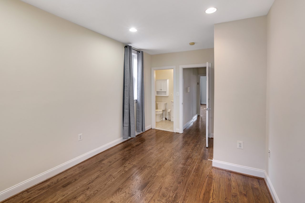  #878: Columbia Heights - Queen Bedroom C W/Private Bathroom  -  #878: Columbia Heights  - Gallery -  5