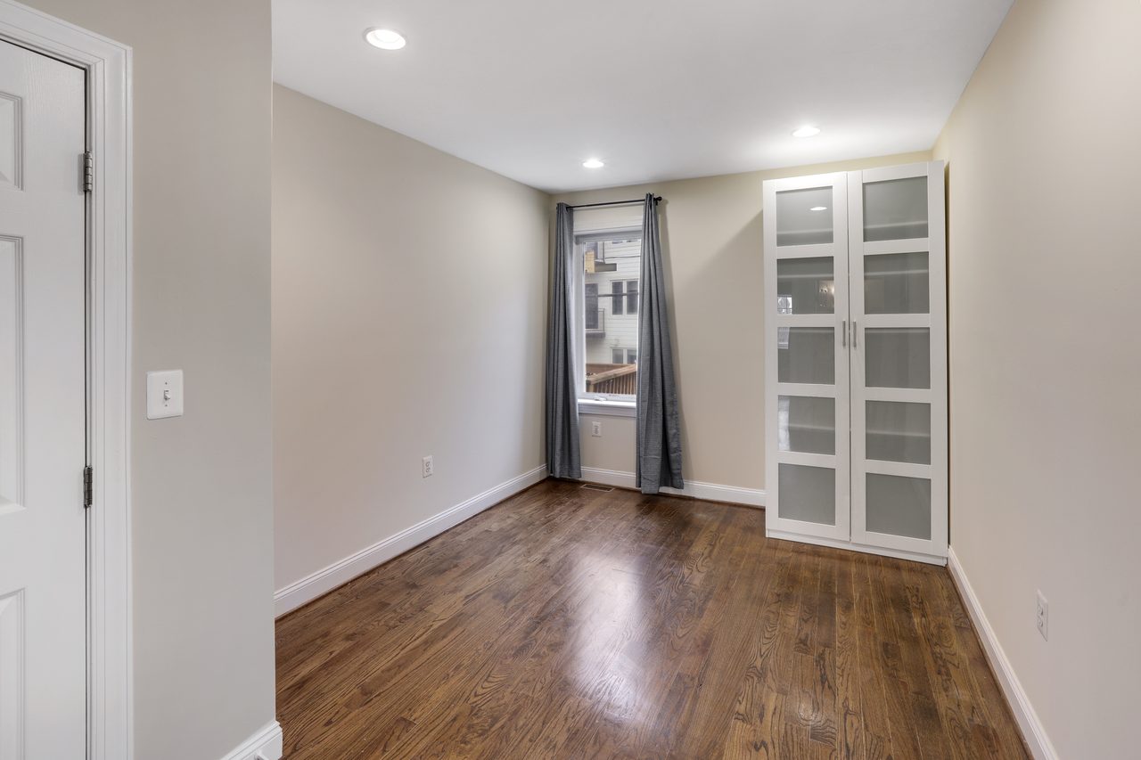  #878: Columbia Heights - Queen Bedroom C W/Private Bathroom  -  #878: Columbia Heights  - Gallery -  4