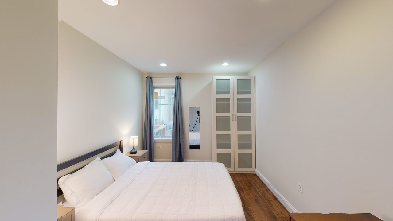  #878: Columbia Heights - Queen Bedroom C W/Private Bathroom  -  #878: Columbia Heights  - Gallery -  2