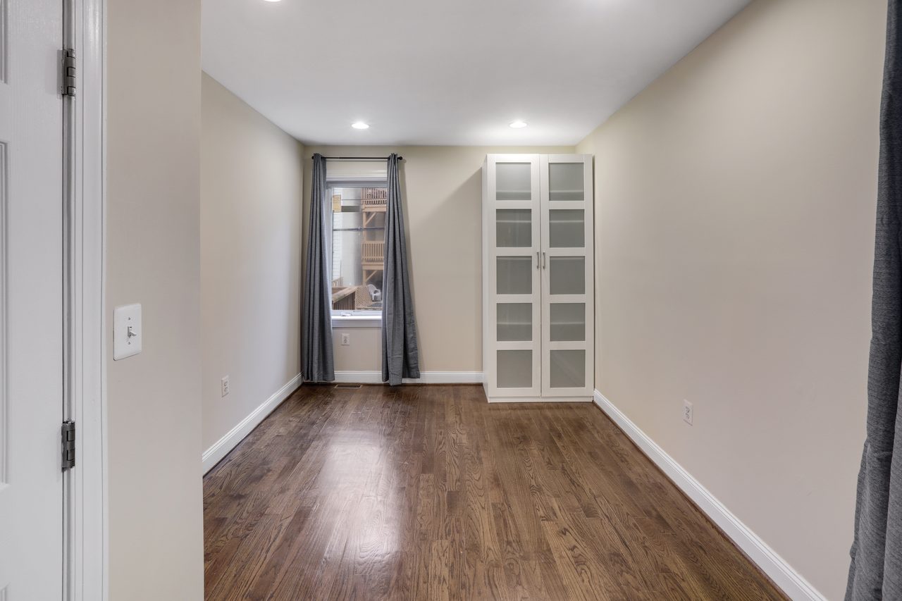  #878: Columbia Heights - Queen Bedroom C W/Private Bathroom  -  #878: Columbia Heights  - Gallery -  3