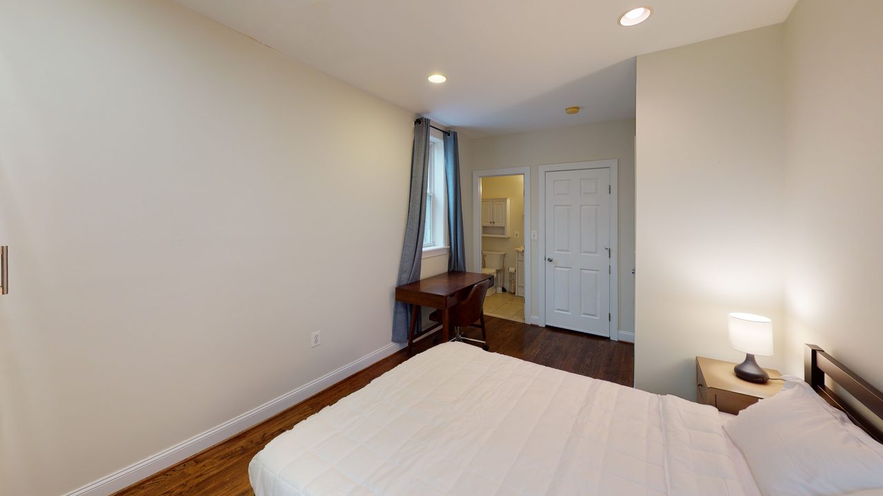  #878: Columbia Heights - Queen Bedroom C W/Private Bathroom  -  #878: Columbia Heights  - Gallery -  7