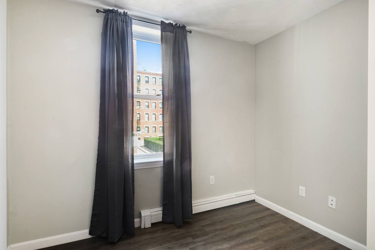  #473: North End - Queen Bedroom B  -  #473: North End  - Gallery -  11