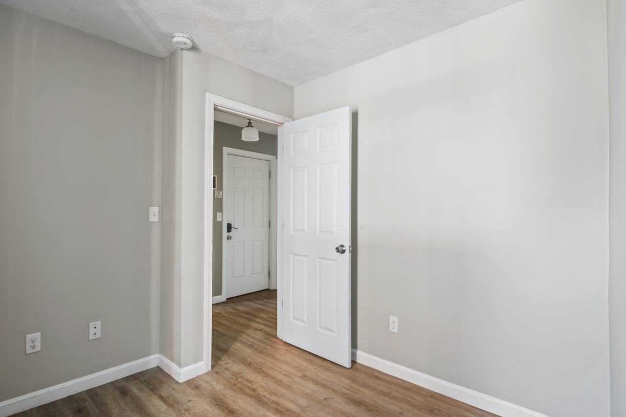  #473: North End - Queen Bedroom B  -  #473: North End  - Gallery -  12