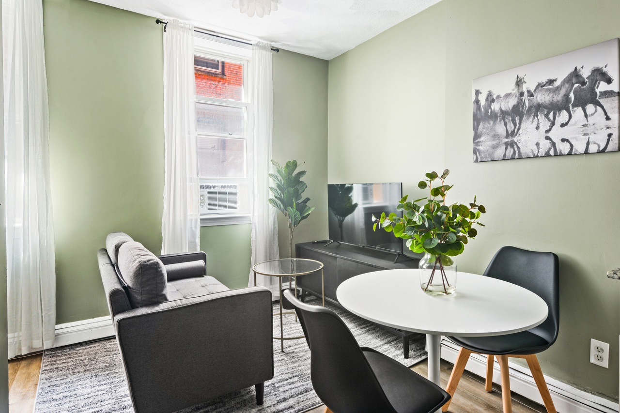  #473: North End - Queen Bedroom A  -  #473: North End  - Gallery -  1