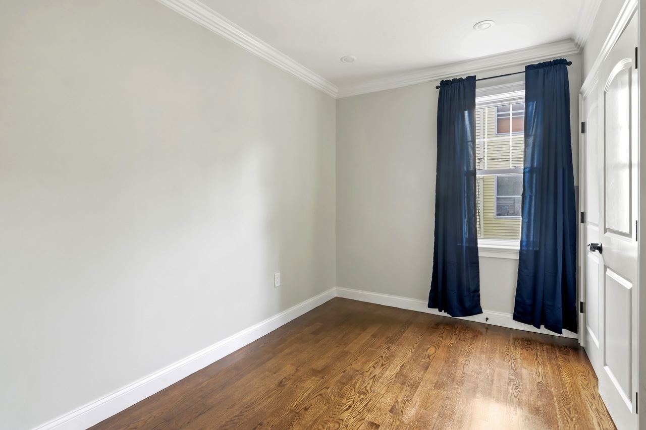 #569: Brighton - Queen Bedroom B - #569: Brighton - Gallery - 14