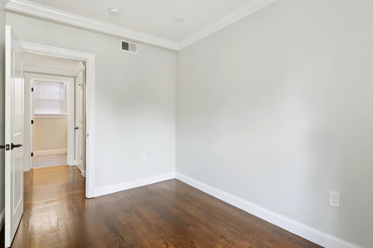  #569: Brighton - Queen Bedroom B  -  #569: Brighton  - Gallery -  13