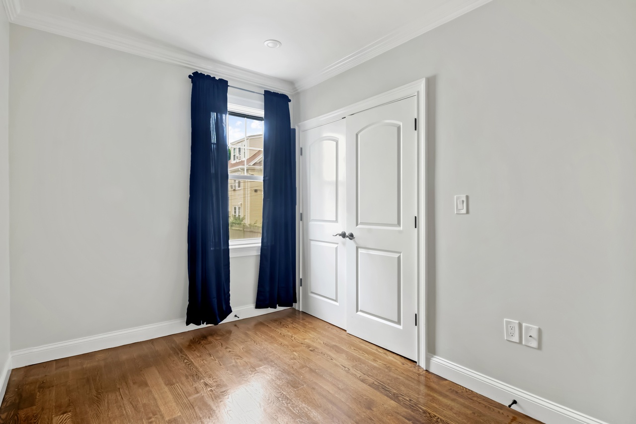  #569: Brighton - Queen Bedroom B  -  #569: Brighton  - Gallery -  16