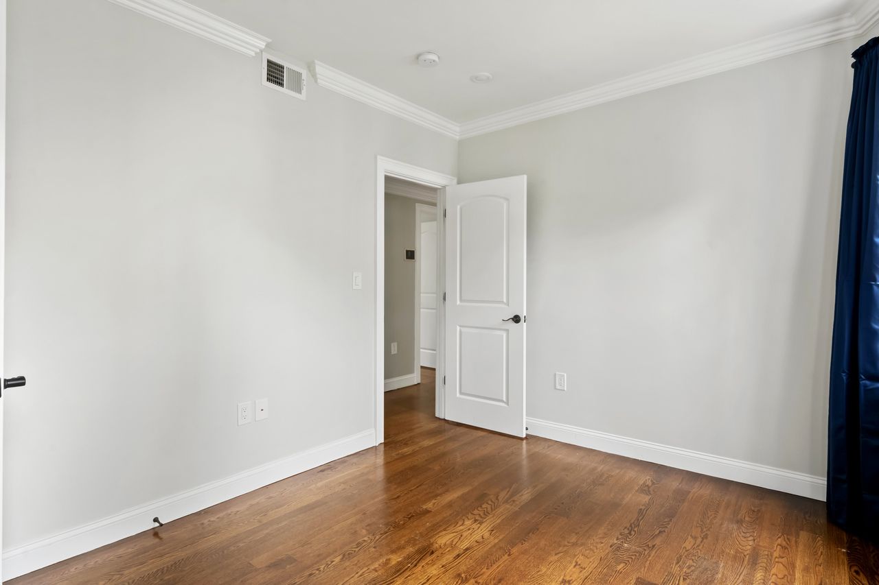 #569: Brighton - Queen Bedroom D - #569: Brighton - Gallery - 1