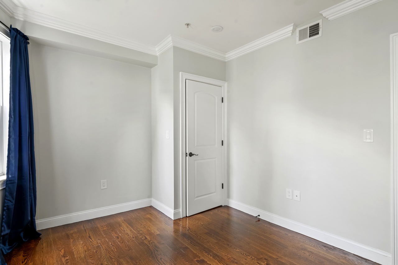  #569: Brighton - Queen Bedroom D  -  #569: Brighton  - Gallery -  2