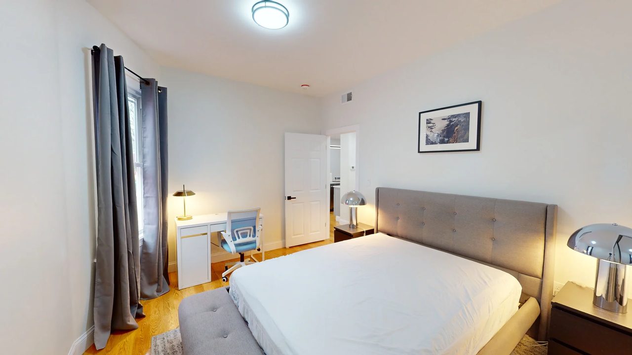 #990: Fort Hill - Queen Bedroom A - 1