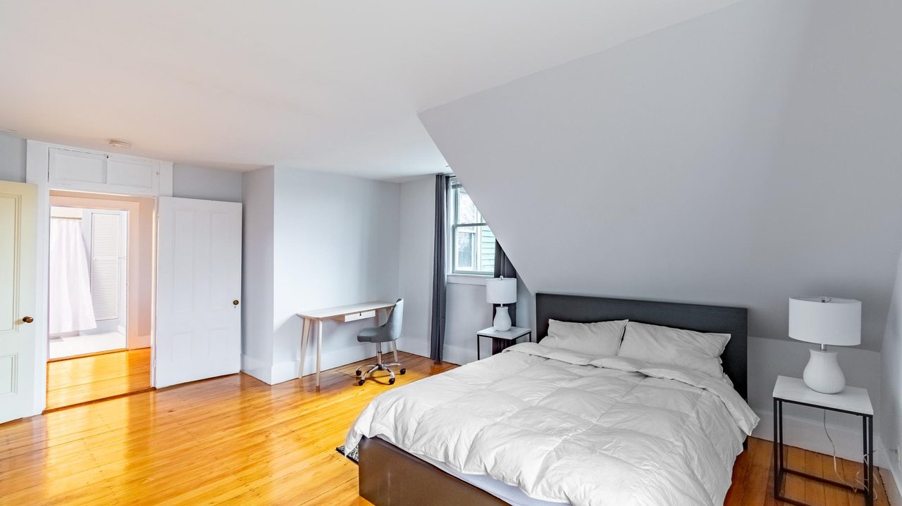 #1463: Newton Corner - Queen Bedroom E - 3