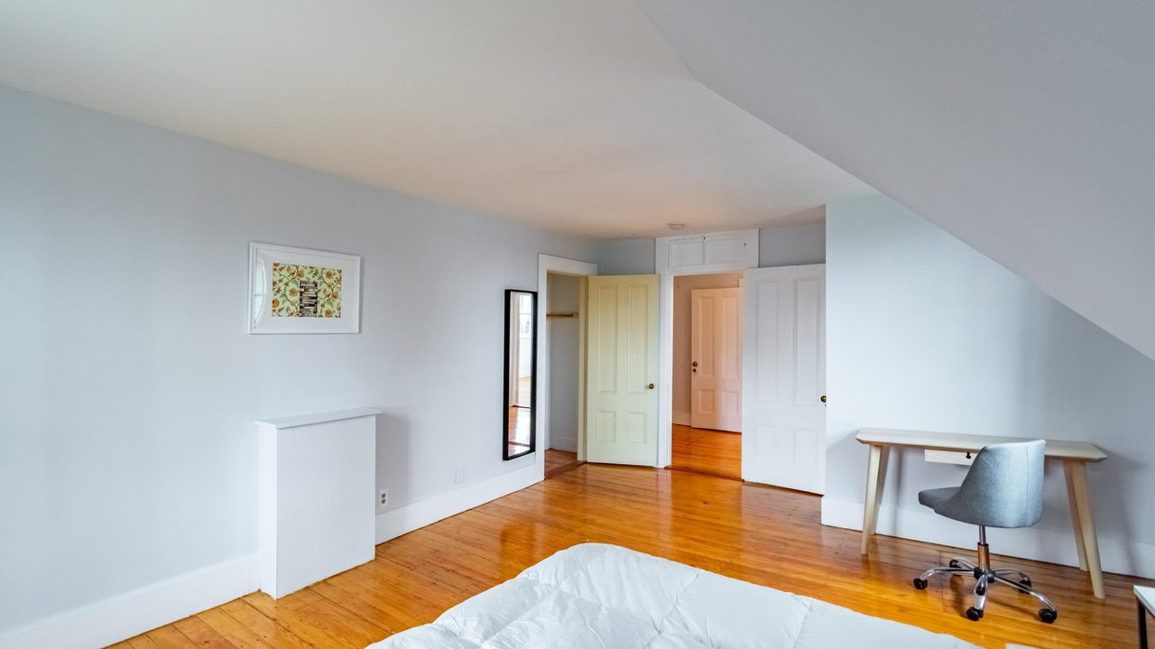 #1463: Newton Corner - Queen Bedroom E - 4