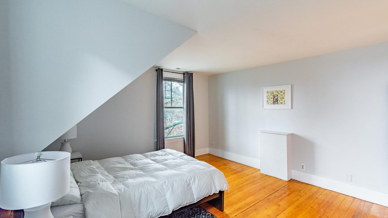 #1463: Newton Corner - Queen Bedroom E - 5