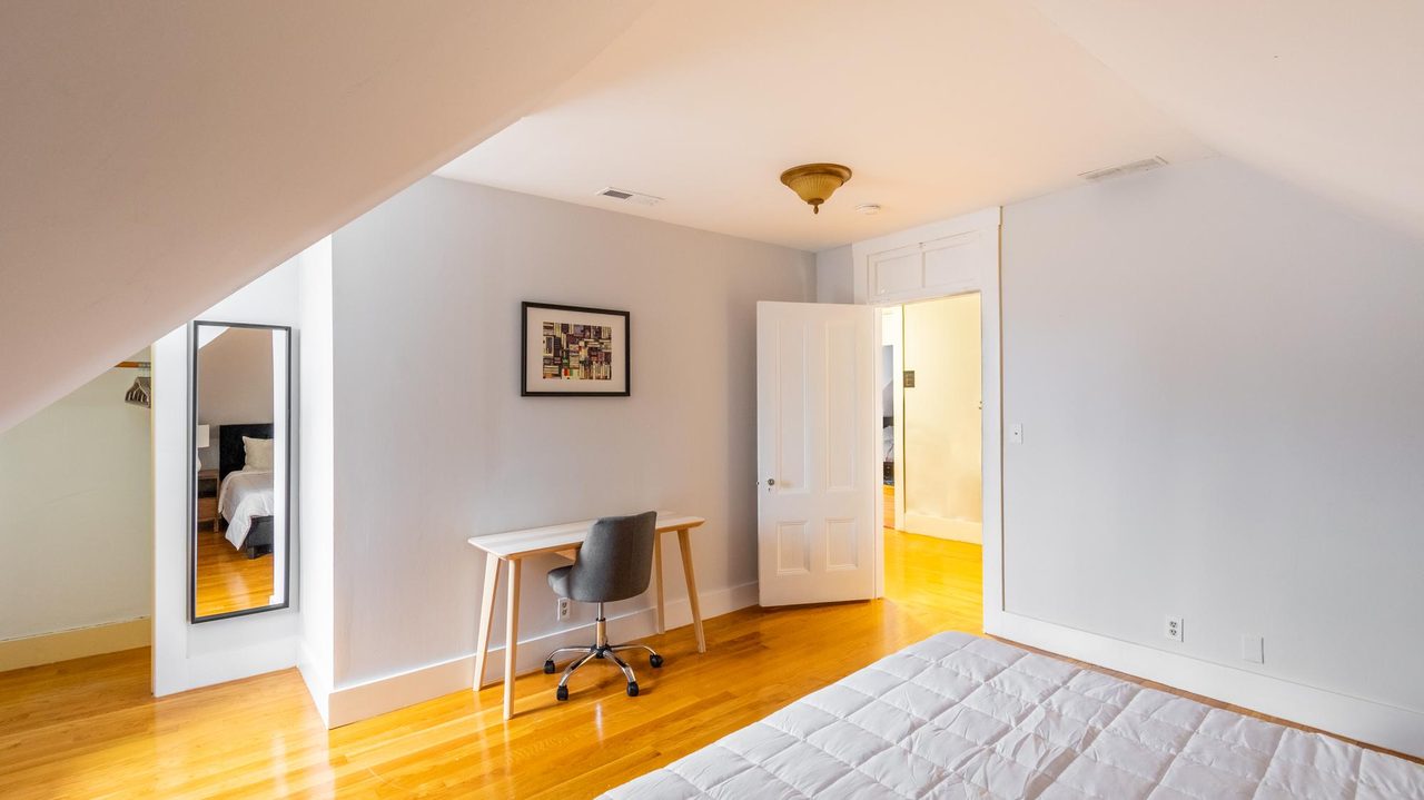  #1463: Newton Corner - Queen Bedroom C  -  #1463: Newton Corner  - Gallery -  18