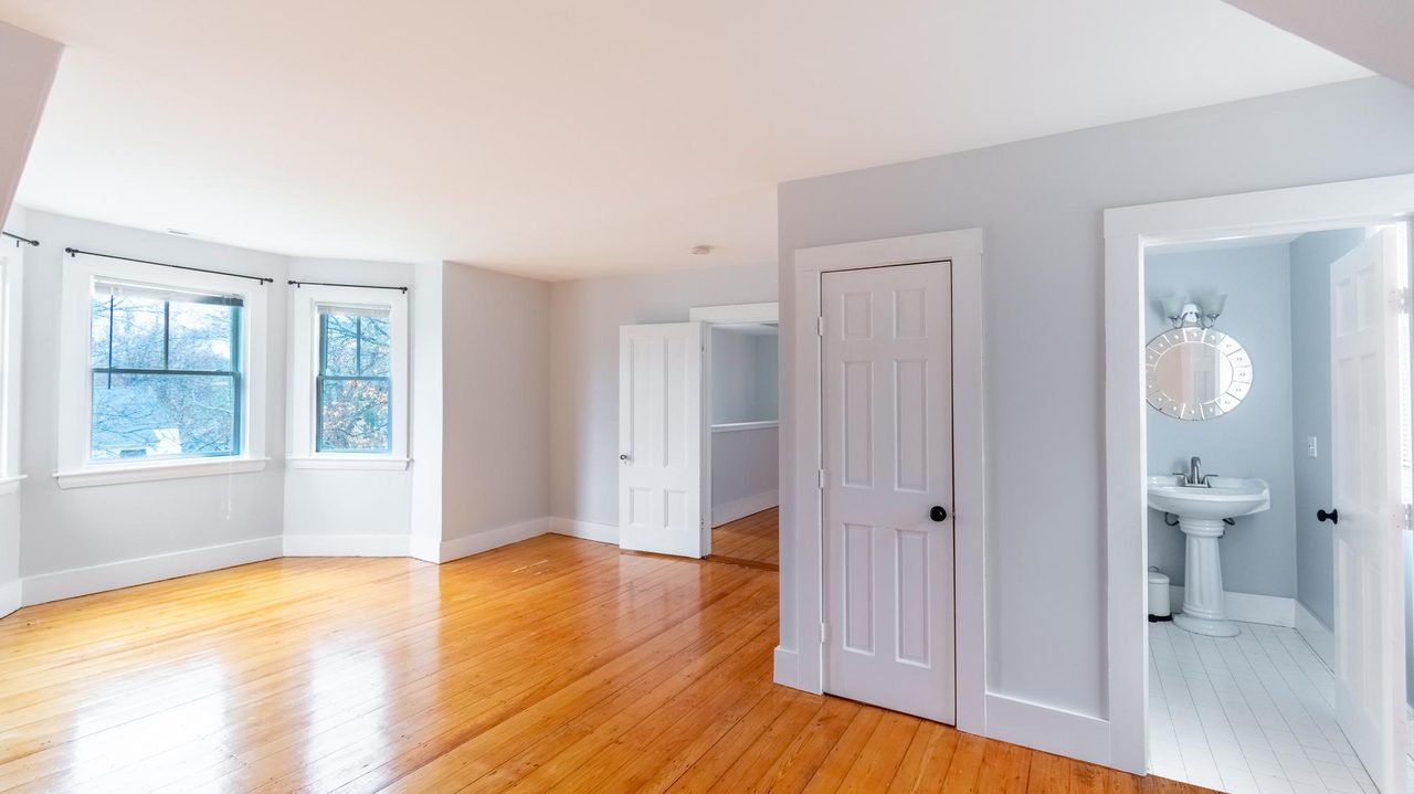  #1463: Newton Corner - Queen Bedroom A W/Private Bathroom  -  #1463: Newton Corner  - Gallery -  18