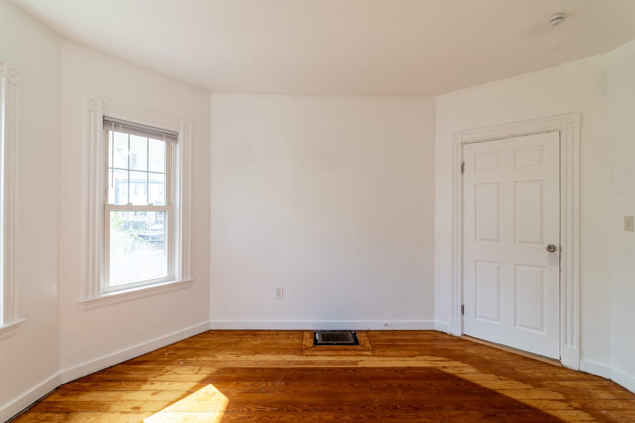 #1751: JFK/UMass - Queen Bedroom C - 3