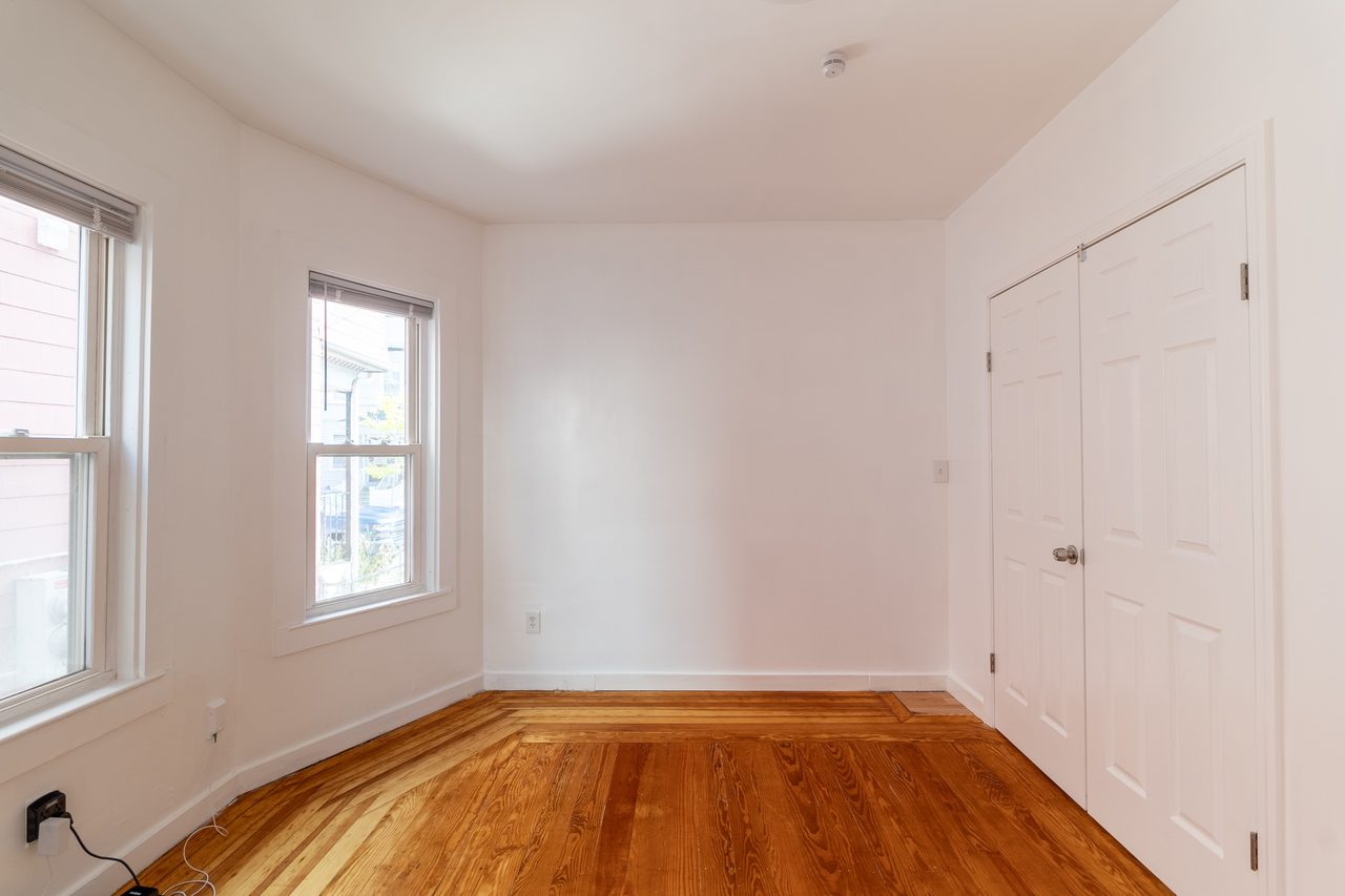 #1751: JFK/UMass - Queen Bedroom D - 3