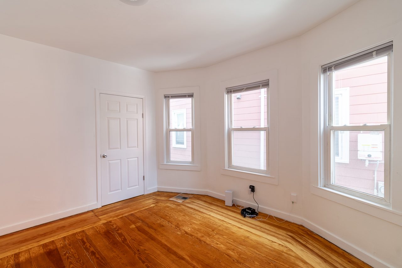 #1751: JFK/UMass - Queen Bedroom D - 2