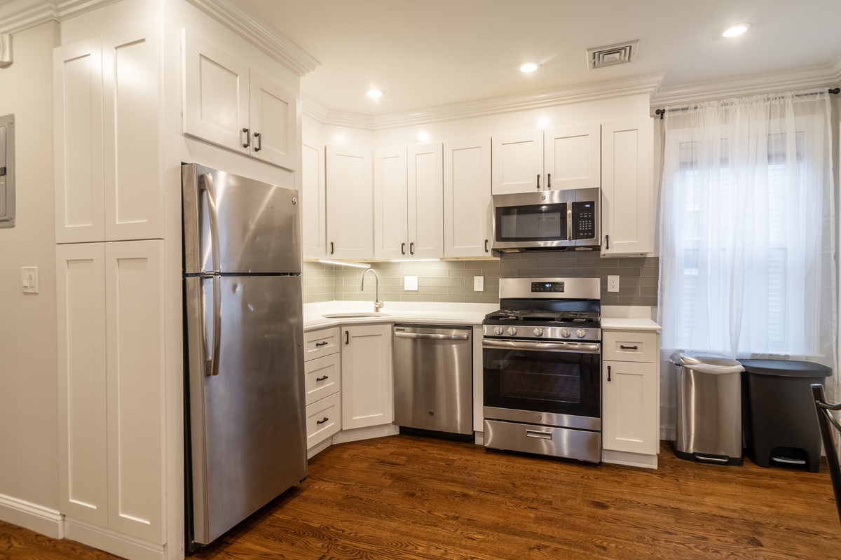 #1798: Somerville - Full Bedroom B - 8