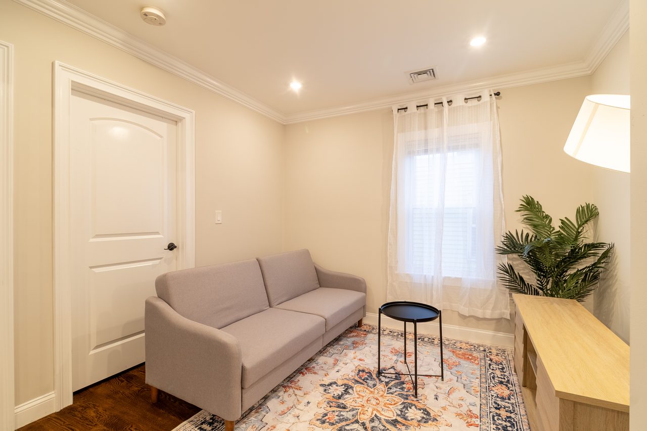 #1798: Somerville - Queen Bedroom A - 10