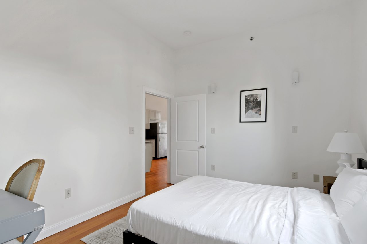 #829: Roxbury - Queen Bedroom A - 14