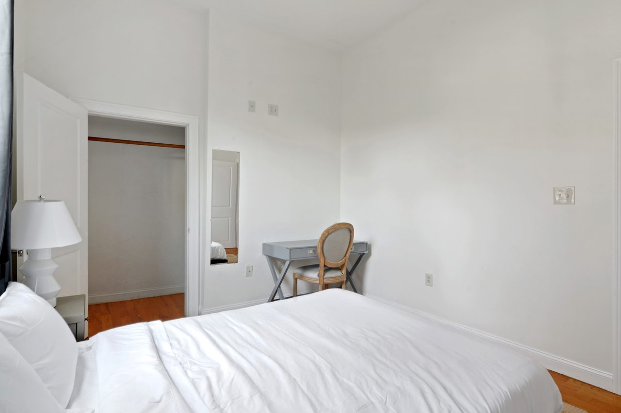 #829: Roxbury - Queen Bedroom A - 15