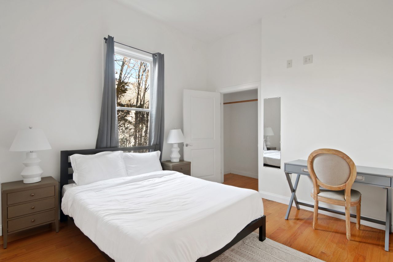 #829: Roxbury - Queen Bedroom A - 13