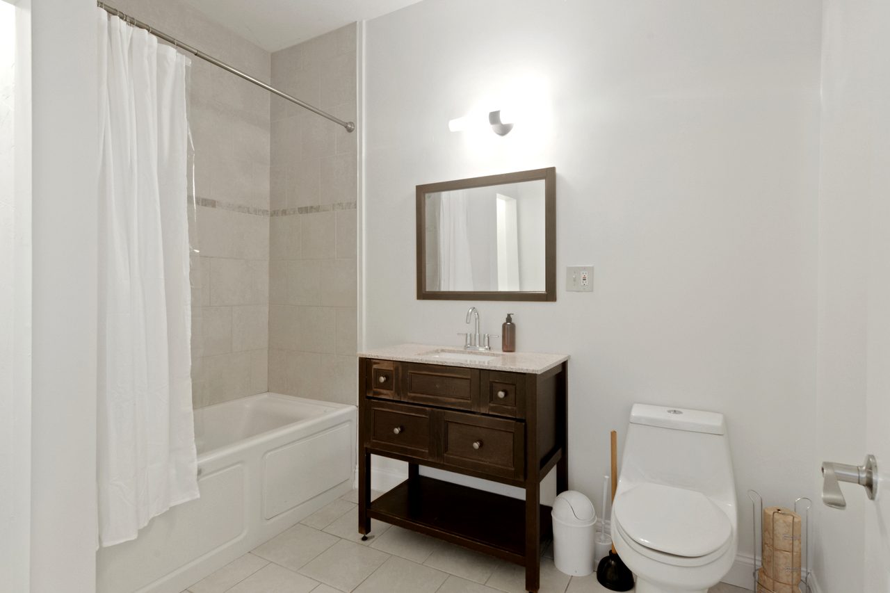 #829: Roxbury - Queen Bedroom C - #829: Roxbury - Gallery - 4