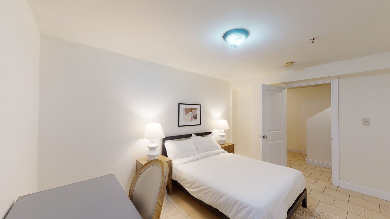 #829: Roxbury - Queen Bedroom C - #829: Roxbury - Gallery - 19