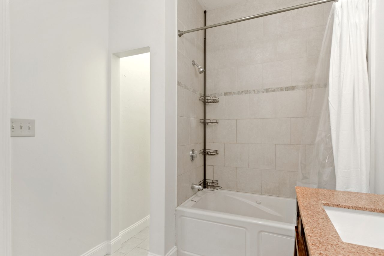 #829: Roxbury - Queen Bedroom C - #829: Roxbury - Gallery - 3