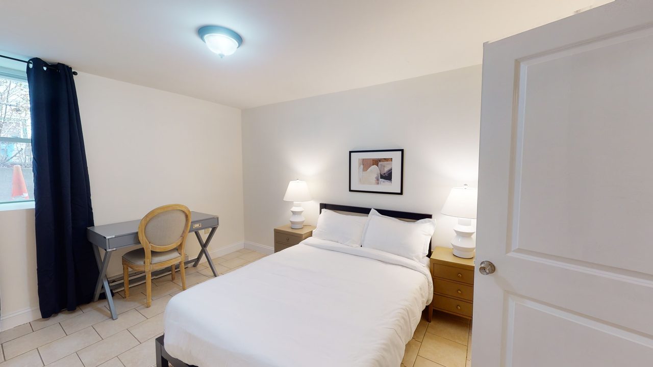 #829: Roxbury - Queen Bedroom C - #829: Roxbury - Gallery - 20