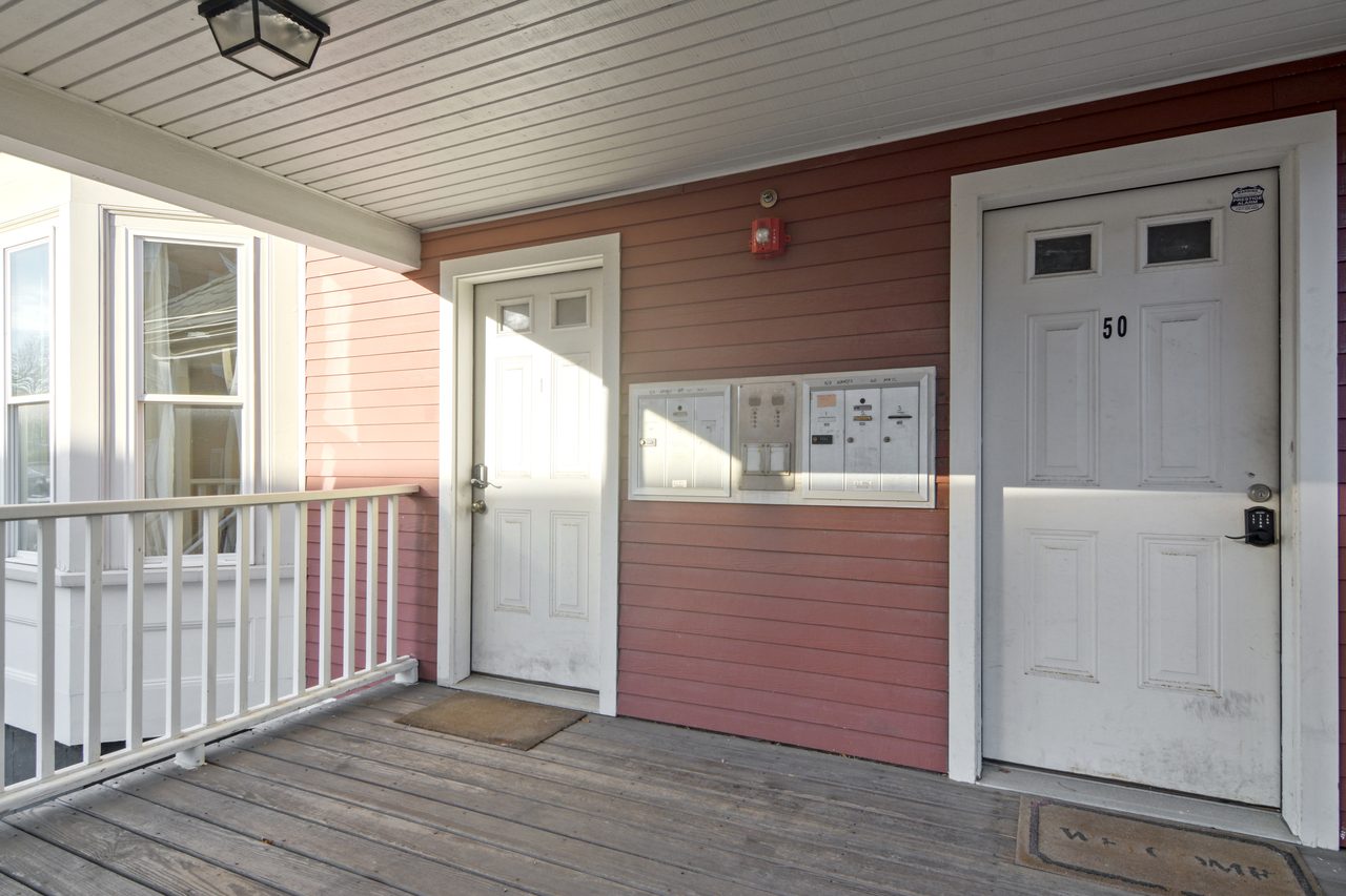 #829: Roxbury - Queen Bedroom B - #829: Roxbury - Gallery - 1