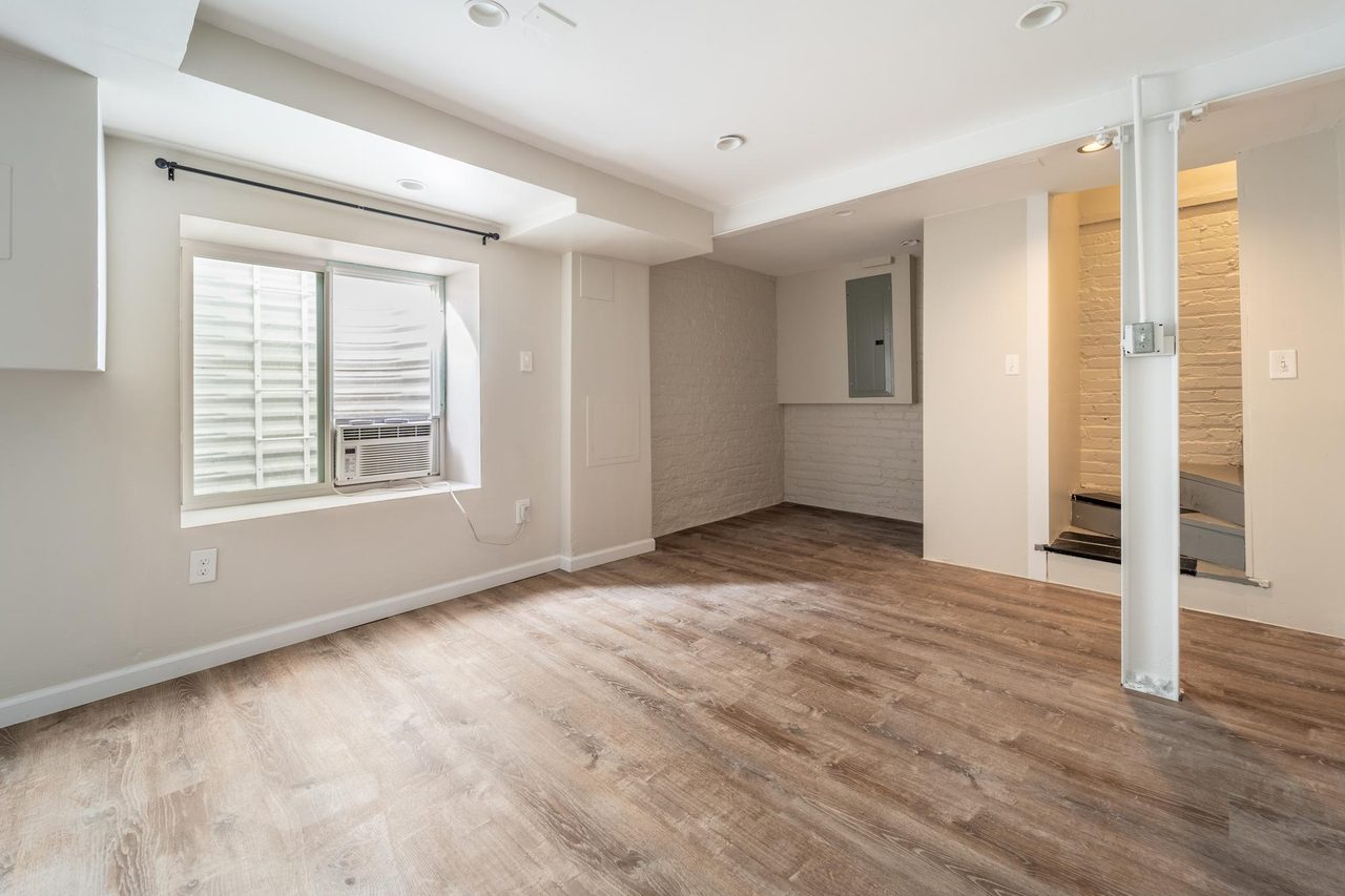  #1590: Columbia Heights - Queen Bedroom B  -  #1590: Columbia Heights  - Gallery -  10